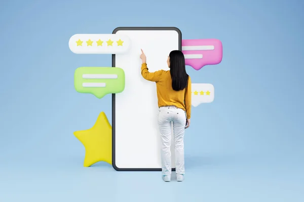 Uygulama Oranı Koreli Müşteri Kadını Boş Ekran Ile Büyük Akıllı — Stok fotoğraf