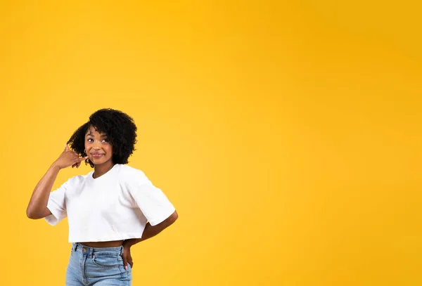 身穿白色T恤的自信的非洲裔美国卷曲女人微笑着 在黄色的工作室背景下被隔离 生活方式学生 新闻和交流 广告和提供 — 图库照片