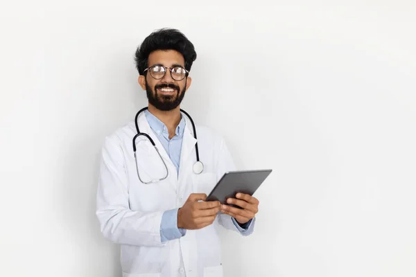 의학계에서 턱수염을 디지털 태블릿 공간을 의사를 의사와 온라인 — 스톡 사진