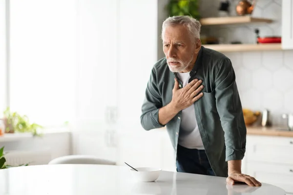 Ataque Cardíaco Homem Idoso Que Sofre Dor Peito Casa Cavalheiro — Fotografia de Stock