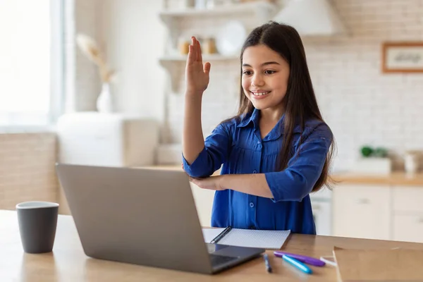 Learning Uitmuntendheid Happy Schoolgirl Raising Hand Tijdens Video Call Laptop — Stockfoto