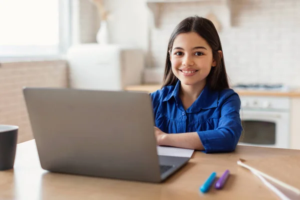 Digitale Klaslokaal Enthousiaste Schoolmeisje Engages Online Studies Met Behulp Van — Stockfoto