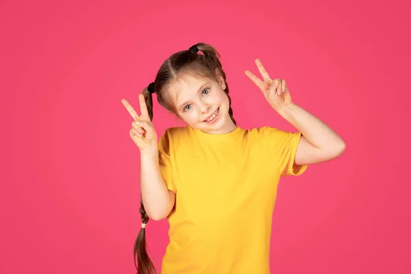 Πορτρέτο Του Χαρούμενη Κοριτσάκι Δείχνει Χειρονομία Ειρήνης Στην Κάμερα Χαρούμενα — Φωτογραφία Αρχείου