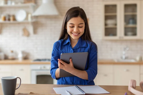 Learning Gadgets Vrolijk Midden Oosten Schoolmeisje Met Behulp Van Tablet — Stockfoto