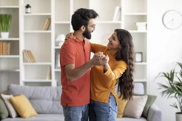 Porträt Eines Romantischen Jungen Indischen Paares Das Hause Gemeinsam Tanzt — Stockfoto