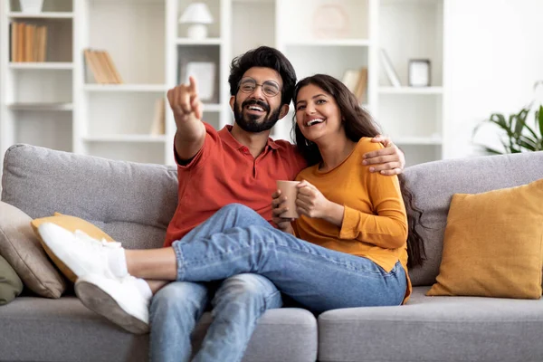 Startseite Entspannen Glückliches Junges Indisches Paar Das Hause Fernsieht Und — Stockfoto