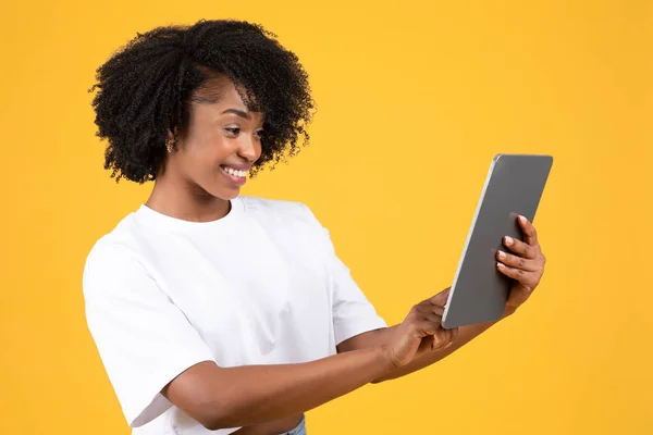 Mujer Rizada Afroamericana Milenaria Feliz Camiseta Blanca Escribiendo Tableta Ver — Foto de Stock
