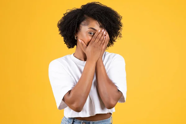 Happy Millennial Afrikanisch Lockige Dame Weißem Shirt Presst Hände Vor — Stockfoto
