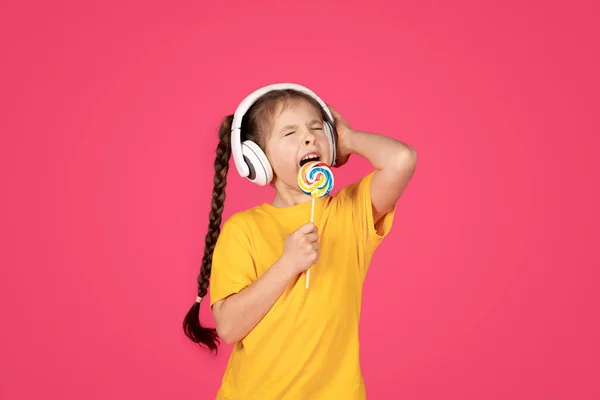 Söt Liten Flicka Trådlösa Hörlurar Använda Lollipop Som Mikrofon Preteen — Stockfoto