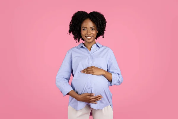 Happy Young Pregnant African American Curly Woman Casual Touching Big — Stock Photo, Image