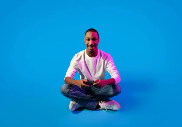 Neşeli Gülümseyen Afro Amerikan Adam Günlük Kıyafetli Video Oyunları Oynuyor — Stok fotoğraf