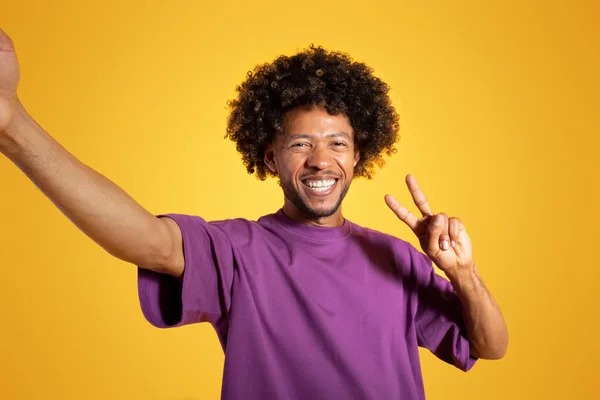 Hombre Rizado Adulto Negro Alegre Camiseta Púrpura Hace Gesto Paz —  Fotos de Stock