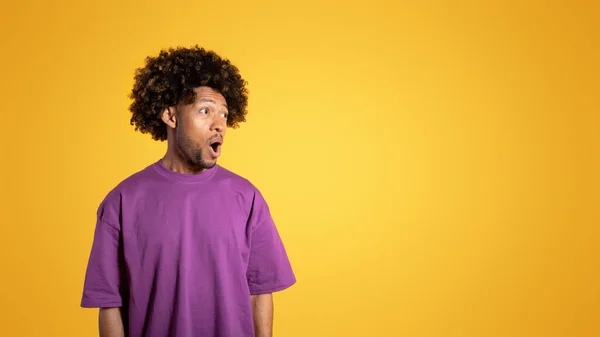 Alegre Sorprendido Hombre Rizado Adulto Negro Camiseta Púrpura Con Boca —  Fotos de Stock