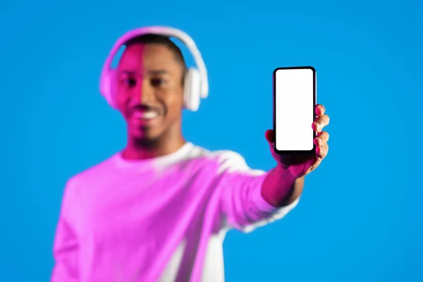 Smartphone Met Wit Leeg Scherm Afrikaans Amerikaanse Guy Hand Vrolijke — Stockfoto