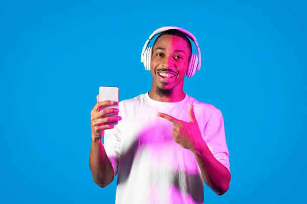 Yakışıklı Sakallı Beyaz Tişörtlü Akıllı Telefonu Işaret Eden Gülümseyen Kablosuz — Stok fotoğraf