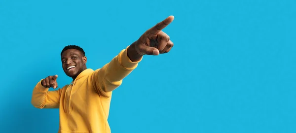 Pozitif Yakışıklı Afro Amerikalı Sarı Kapüşonlu Adam Mavi Stüdyonun Arkasında — Stok fotoğraf
