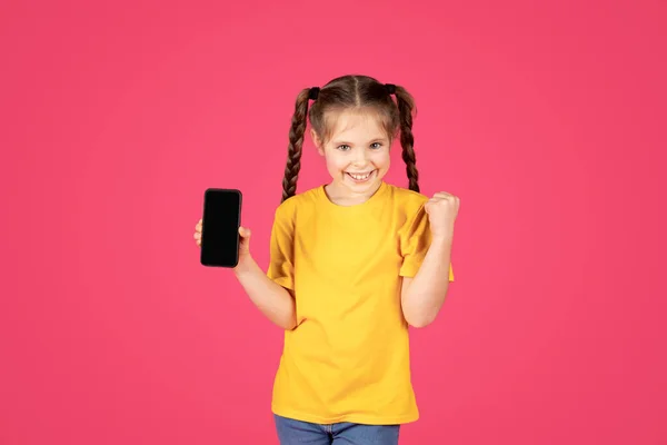 Geweldige App Opgewonden Schattig Meisje Showing Blank Smartphone Vieren Succes — Stockfoto