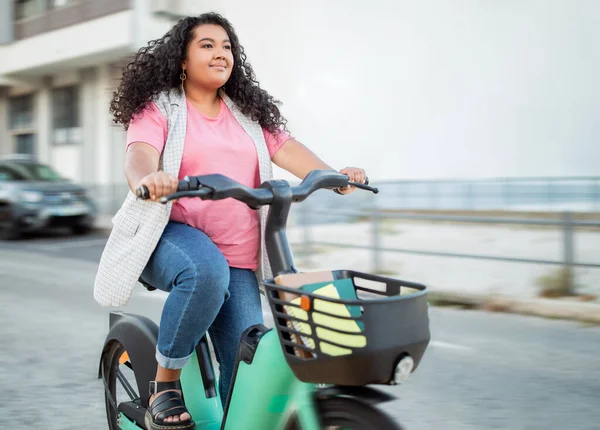 Transporte Ecológico Feliz Estudiante Hispana Montando Bicicleta Con Libros Cesta — Foto de Stock