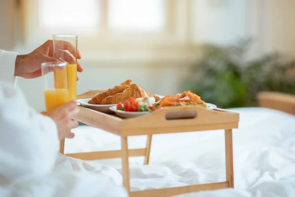 Yatakta Romantik Kahvaltı Lezzetli Yiyeceklerle Dolu Bir Tepsi Bir Çift — Stok fotoğraf