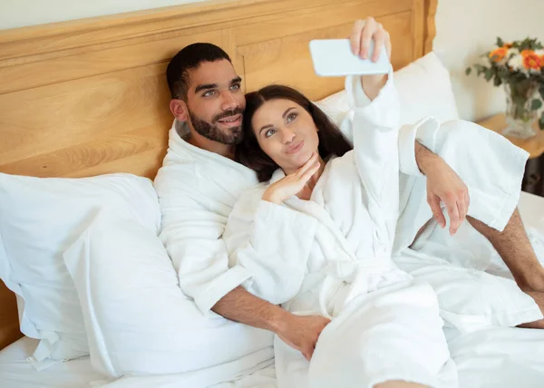 Szczęśliwa Kochająca Się Para Odpoczywająca Pokoju Hotelowym Robiąca Selfie Przez — Zdjęcie stockowe