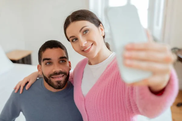 Media Sosial Kehadiran Blogger Ceria Pasangan Membuat Selfie Memegang Smartphone — Stok Foto