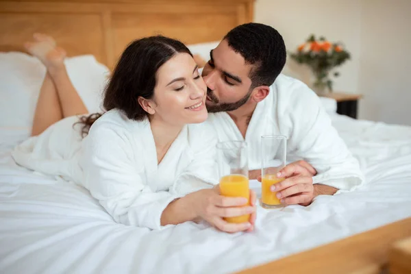 Férj Csók Míg Feleség Isznak Narancslevet Miután Friss Reggeli Ital — Stock Fotó