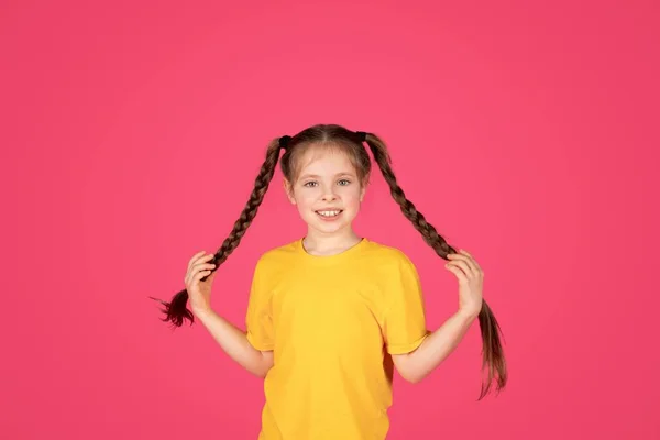 Portret Van Schattig Vrolijk Meisje Met Vlechten Poseren Roze Achtergrond — Stockfoto