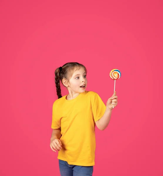 Солодке Частування Захоплена Cute Little Girl Holding Colorful Candy Hand — стокове фото