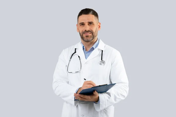 Médico Profesional Con Pelaje Médico Con Portapapeles Las Manos Posando — Foto de Stock