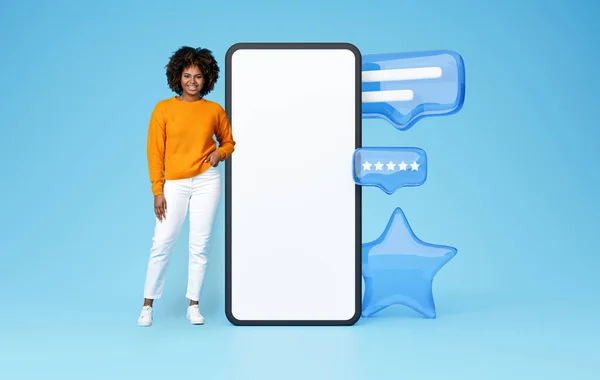 Zpětná Vazba Zákazníků Collage Happy Black Lady Standing Huge Cellphone — Stock fotografie