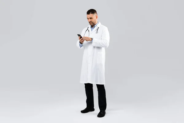Helkroppslängd Skott Man Terapeut Vit Rock Med Stetoskop Med Smartphone — Stockfoto