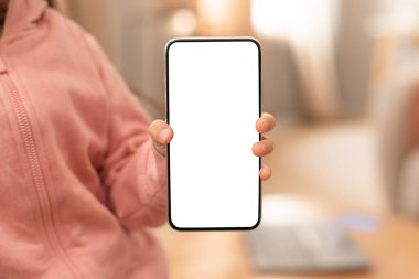 Mobil Teklif. Çocukların elinde boş ekranlı telefonun kapanışı, Mockup. Tanımlanamayan Bebek Kız İlk Yeteneğini Gösteriyor, Uygulama Reklamı İçin Boş Akıllı Telefon, Kesilmiş
