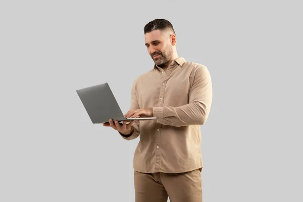 Homem Caucasiano Meia Idade Positivo Digitando Computador Portátil Navegando Internet — Fotografia de Stock