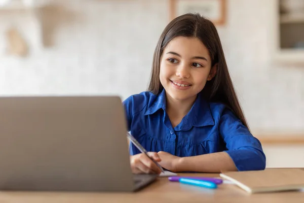 Online Huiswerk Glimlachende Spaanse Schoolmeisje Die Notities Schrijft Het Werkboek — Stockfoto