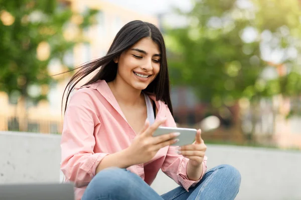 Lachende Tiener Spaanse Dame Berichten Spelen Smartphone Tijdens Het Ontspannen — Stockfoto