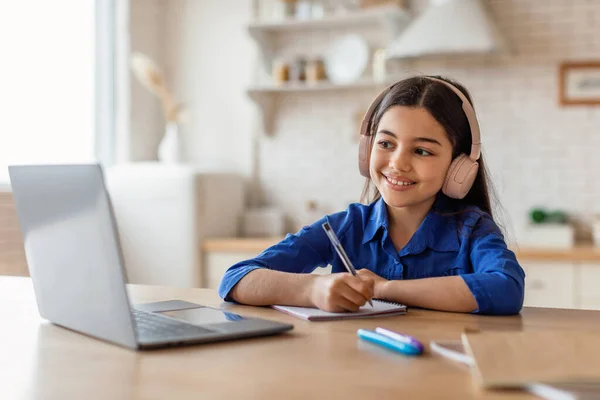 Digitális Oktatás Boldog Iskolás Lány Laptopon Részt Vesz Online Tanulás — Stock Fotó