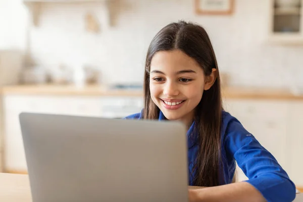 Online Vrije Tijd Gelukkige Preteen Meisje Met Behulp Van Laptop — Stockfoto