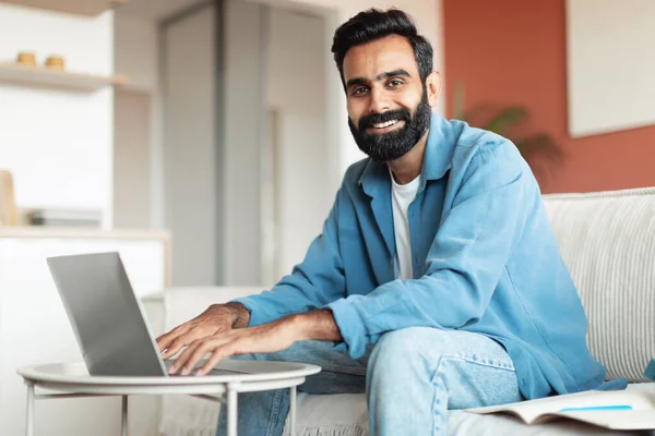 Glimlachende Arabische Man Met Baard Werkend Laptop Zittend Een Bank — Stockfoto