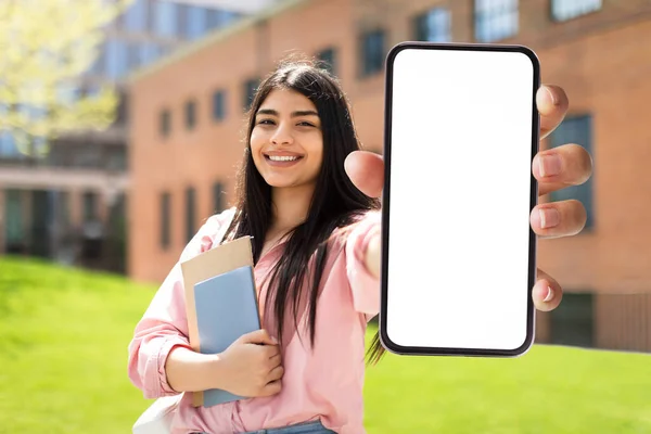 Mutlu Spanyol Öğrenci Bayan Kameraya Boş Ekranla Akıllı Telefon Gösteriyor — Stok fotoğraf