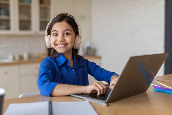 Learning Vreugdevolle Arabische Schoolmeisje Typen Laptop Computer Poseren Zitten Aan — Stockfoto