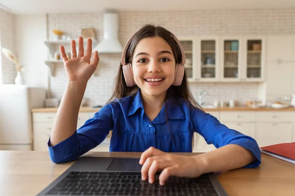 Learning Glimlachend Schoolmeisje Gesturing Hallo Aan Computer Web Camera Online — Stockfoto