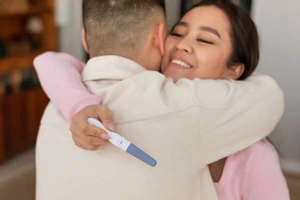 Conceito Parto Joyful Asian Couple Holding Teste Gravidez Abraçando Celebrando — Fotografia de Stock