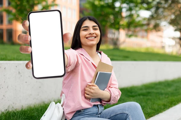 Grande App Educativa Felice Studente Femminile Mostrando Smartphone Con Schermo — Foto Stock