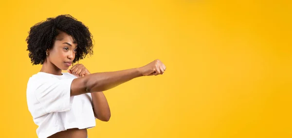 Ernsthaft Selbstbewusste Afrikanisch Amerikanische Lockenkopf Frau Weißem Shirt Kämpfend Schlagend — Stockfoto