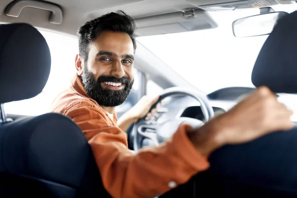 Neues Auto Arabischer Kerl Lächelt Die Kamera Und Posiert Eigenen — Stockfoto