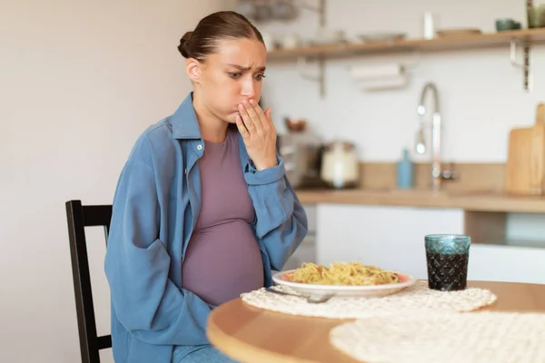 Mujer Embarazada Joven Sintiendo Náuseas Mientras Mira Pasta Almorzando Casa — Foto de Stock