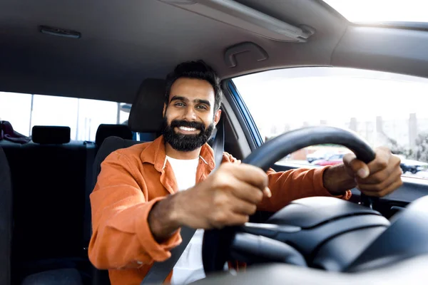 Autobesitzer Freudiger Mann Aus Dem Mittleren Osten Der Lächelnd Lenkrad — Stockfoto