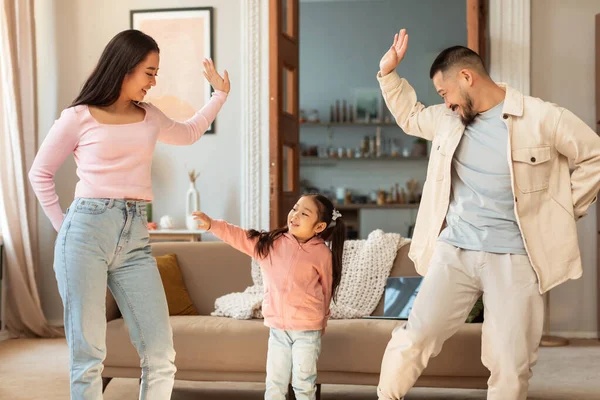 家庭游戏时间 快乐的韩国爸爸 妈妈和女儿一起在家里玩耍和跳舞 玩耍和玩乐 父母和孩子的结合使有趣的舞蹈运动 — 图库照片