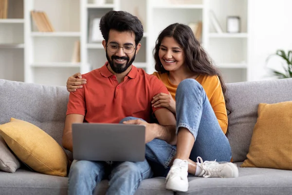 Porträt Romantischer Indischer Ehepartner Die Sich Hause Mit Laptop Entspannen — Stockfoto