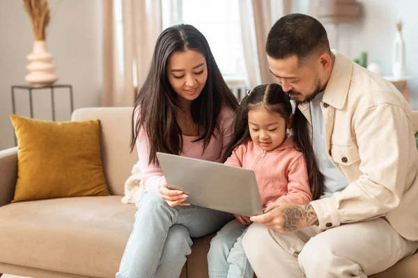Διαδικτυακή Διασκέδαση Χαρούμενη Κινεζική Οικογένεια Των Τριών Χρησιμοποιώντας Φορητό Υπολογιστή — Φωτογραφία Αρχείου